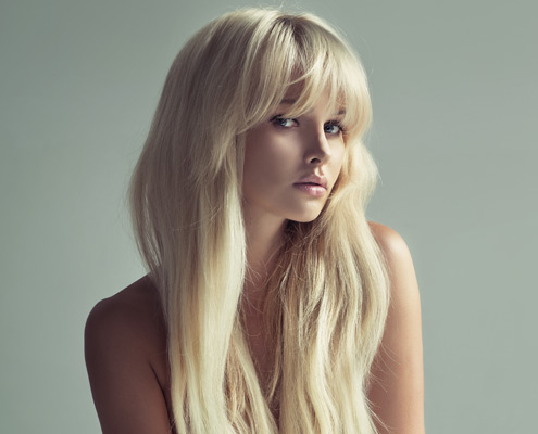 Junge Frau mit langen blonden Haaren und definierter Gesichtskontur