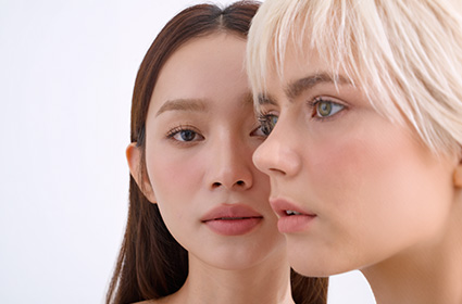 Nahaufnahme Gesichter blondes und asiatisches Model