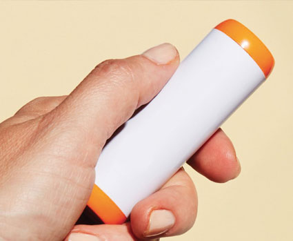 Hand hält LED-Stick weiß orange