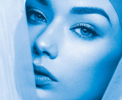 Beautygesicht einer Frau blau eingefärbtes Bild