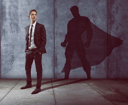 Mann in Businessoutfit wirft Superhelden-Schatten an die Wand