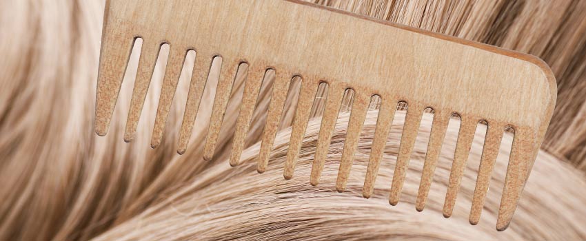 Holzkamm in blondem Haar