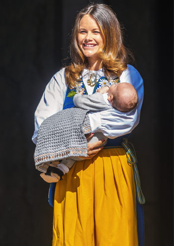 Prinzessin Sofia von Schweden in schwedischer Tracht mit Baby auf dem Arm