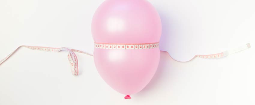 Rosa Luftballon mit Maßband