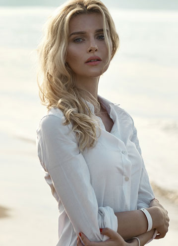 Blonde attraktive Frau am Strand