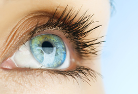 Nahansicht - blaues nach oben gerichtetes Auge einer Frau