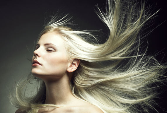 Blonde Frau mit in der Luft schwebenden Haaren