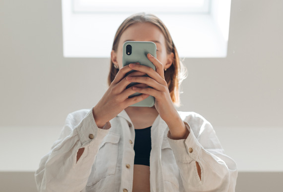Frau macht ein Selfie mit ihrem Handy